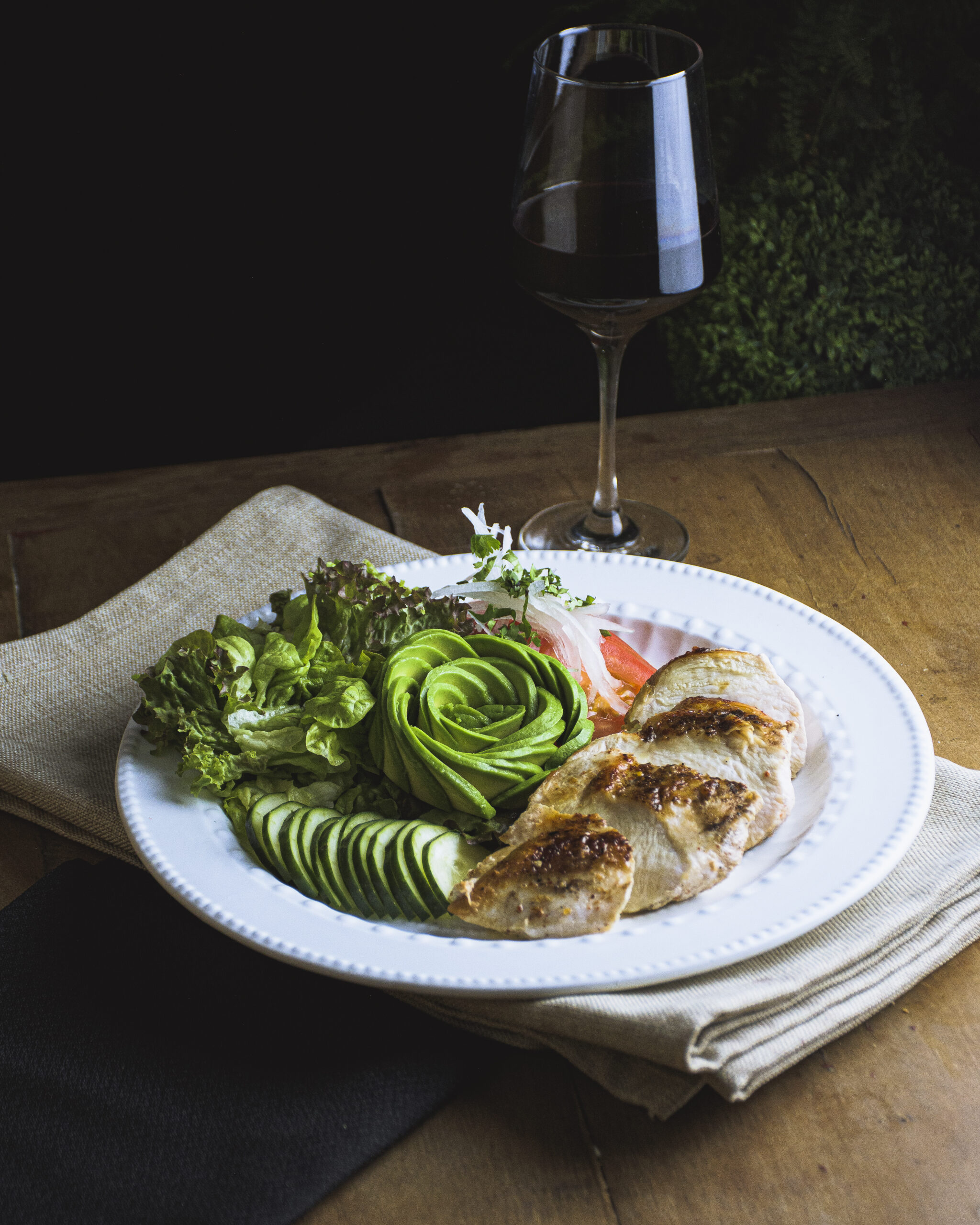 PECHUGA DE POLLO CON ENSALADA CHILENA